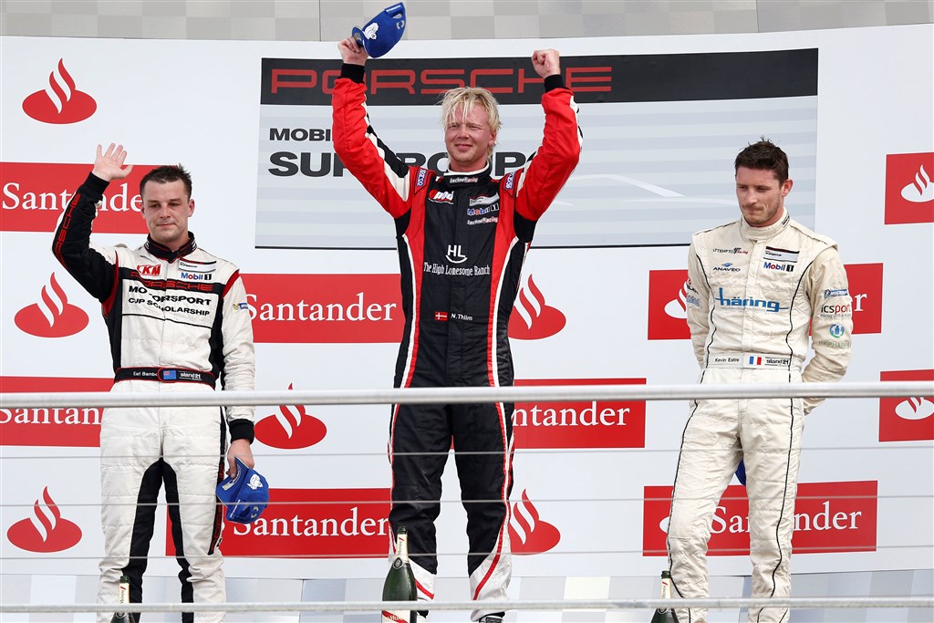 Nicki Thiim øverst på podiet, med Earl Bamber og Kevin Estré
(Foto: Porsche Media)